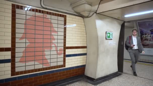 Sherlock Holmes Pintado Pared Estación Metro Baker Street Londres Reino — Vídeo de stock