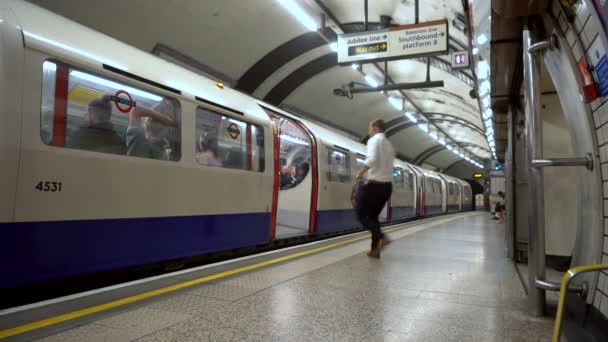 男はほとんどそれが駅を出発する前に チューブトレインのボード上でそれを作る ロンドン 6月2019 — ストック動画