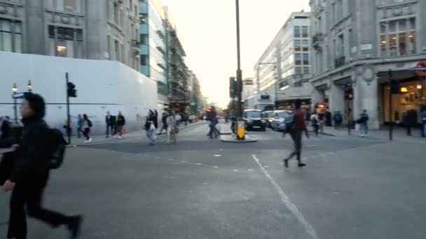 Chodci Přecházející Ulici Oxford Circus Londýně Červen 2019 — Stock video