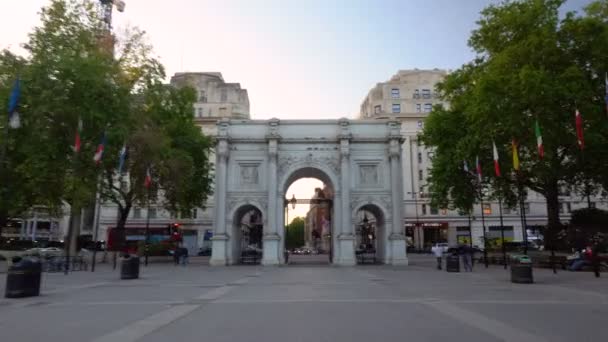 Londra Yüksek Hızlı Yürüyen Mermer Kemer Haziran 2019 — Stok video