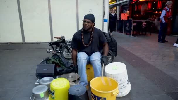 Street Performer Playing Drums Made Buckets Het Centrum Van Londen — Stockvideo