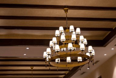 Evin tavanında asılı lamba tarzı avize.