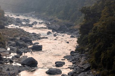 Gün batımında dağlarda akan bir vadi.