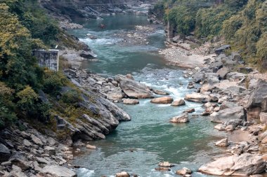 Gün batımında dağlarda akan bir vadi.