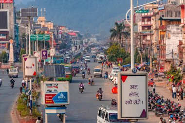Butwal, Nepal - 27 Ekim 2019: Nepal 'de Butwal şehrinin işlek şehir caddesi.