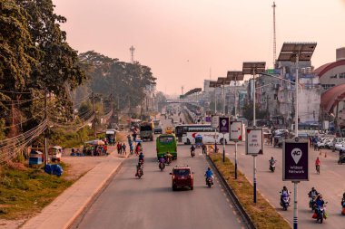 Butwal, Nepal - 27 Ekim 2019: Nepal 'de Butwal şehrinin işlek şehir caddesi.