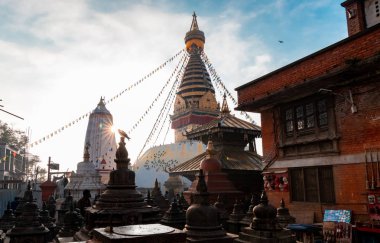 Swayambhunath Stupa, nam-ı diğer Maymun Tapınağı, Katmandu, Nepal 'de gün doğumunda. Bir Unesco Miras Sitesi. Eski harabeler ve taş tapınaklar.