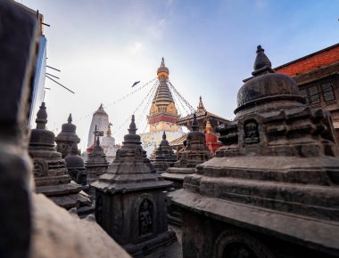 Swayambhunath Stupa, nam-ı diğer Maymun Tapınağı, Katmandu, Nepal 'de gün doğumunda. Bir Unesco Miras Sitesi. Eski harabeler ve taş tapınaklar.