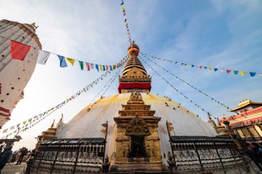 Swayambhunath Stupa, nam-ı diğer Maymun Tapınağı, Katmandu, Nepal 'de gün doğumunda. Bir Unesco Miras Sitesi. Eski harabeler ve taş tapınaklar.