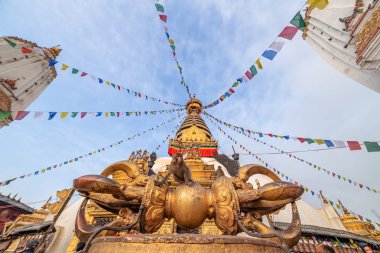 Swayambhunath Stupa, nam-ı diğer Maymun Tapınağı, Katmandu, Nepal 'de gün doğumunda. Bir Unesco Miras Sitesi. Eski harabeler ve taş tapınaklar.