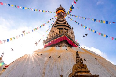 Swayambhunath Stupa, nam-ı diğer Maymun Tapınağı, Katmandu, Nepal 'de gün doğumunda. Bir Unesco Miras Sitesi. Eski harabeler ve taş tapınaklar.