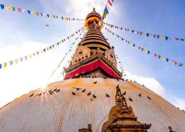 Swayambhunath Stupa, nam-ı diğer Maymun Tapınağı, Katmandu, Nepal 'de gün doğumunda. Bir Unesco Miras Sitesi. Eski harabeler ve taş tapınaklar.
