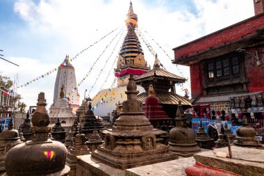 Swayambhunath Stupa, nam-ı diğer Maymun Tapınağı, Katmandu, Nepal 'de gün doğumunda. Bir Unesco Miras Sitesi. Eski harabeler ve taş tapınaklar.
