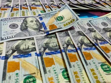 Yeni ve eski 100 dolarlık banknotları kapatın.