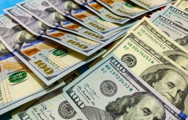 Yeni ve eski 100 dolarlık banknotları kapatın.