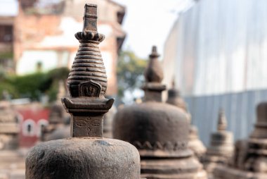 Kadim taş yapılar, Nepal Katmandu 'daki Swayambhunath Stupa' da oyulmuş Hindu tanrılarının ve tanrıçaların karmaşık detaylarıyla