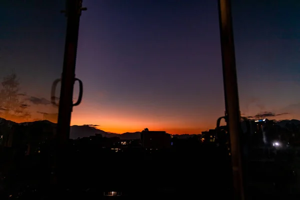 โกลเด วโมงทไวไลท องฟ แดงในภ เขาในกาฐมาณฑ — ภาพถ่ายสต็อก