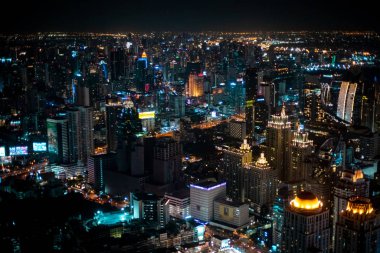 Bangkok, Tayland - 28 Kasım 2019: Bangkok 'un en yüksek binasından görülen gökyüzü. seçici odak