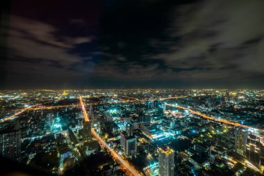Bangkok, Tayland - 28 Kasım 2019: Bangkok 'un en yüksek binasından görülen gökyüzü. seçici odak
