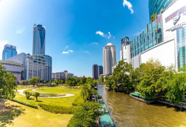 Bangkok, Tayland - 29 Kasım 2019: Bangkok 'un merkezinden geçen kanalın panoramik görüntüsü. Yüksek binalar ve yan tarafa park et..