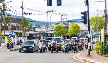 Patong, Tayland - 27 Kasım 2019: Phuket 'te yoğun trafik.