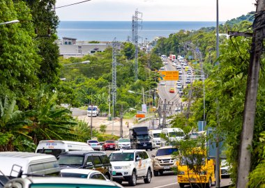 Patong, Tayland - 27 Kasım 2019: Phuket 'te yoğun trafik.