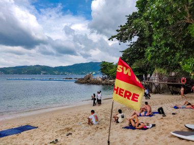 Phuket, Tayland - 27 Kasım 2019 Phuket, Tayland 'daki Paradise Beach. Ünlü turist eğlencesi. Tropik plaj. Mükemmel yaz kaçamağı..