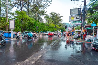 Patong, Tayland - 27 Kasım 2019: Araçlar yağmurdan sonra Patong plaj bölgesinde hareket ediyor.