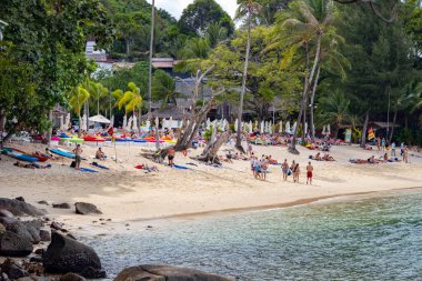 Phuket, Tayland - 27 Kasım 2019 Phuket, Tayland 'daki Paradise Beach. Ünlü turist eğlencesi. Tropik plaj. Mükemmel yaz kaçamağı..