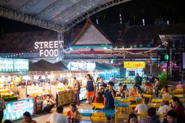 Phuket, Tayland - 26 Kasım 2019: İnsanlar Patong plaj bölgesi yakınlarındaki Phuket 'te bir gece marketinde yerel lezzetlerin tadını çıkarıyorlar.