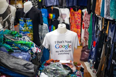 Phuket, Tayland - 26 Kasım 2019: Phuket 'teki Malin Plaza' da satışa sunulan tişörtte komik bir alıntı.