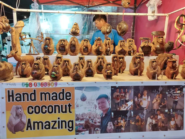 Phuket Tajlandia Listopada 2019 Handmade Monkey Sculptures Coconut Sale Dragon — Zdjęcie stockowe