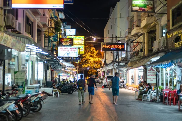 Patong Tajlandia Listopada 2019 Ludzie Spacerujący Nocą Patong Beach Phuket — Zdjęcie stockowe