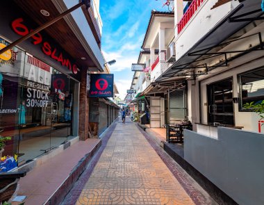 Phi Phi, Tayland - 26 Kasım 2019: Tayland 'da Phi Phi Adası' ndaki dar sokağın her iki tarafında dükkan.
