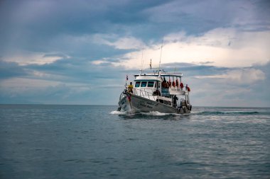 Phi Phi Adası, Tayland - 24 Kasım 2019: Phi Phi rıhtımına doğru giden yolcularla dolu bir feribot.