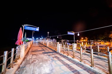 Phi Phi Adası, Tayland - 24 Kasım 2019: geceleyin terk edilmiş Ao Tonsai Rıhtımı. Bu iskele, Phi Phi Adalarını ziyaret eden tüm turistler için ana giriş ve çıkış noktasıdır..