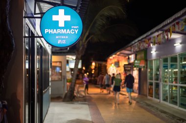 Phi Phi Adası, Tayland - 24 Kasım 2019: Phi Phi Adası 'nda bir eczane veya eczane.