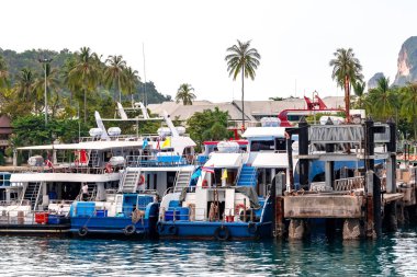 Phi Phi Adası, Tayland - 24 Kasım 2019: Phi Phi Adası 'ndaki Ao Tonsai İskelesi' nde gemi ve feribot.