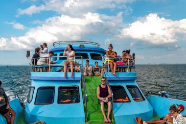 Krabi Kasabası, Tayland - 24 Kasım 2019: İnsanlar feribot yolculuğunu seviyor. Gemi Andaman Denizi 'nden geçiyor..