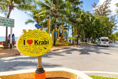 Krabi Kasabası, Tayland - 24 Kasım 2019: Yengeç Kasabası 'nda Ao Nang Sahili ve Andaman Denizi. Yengeç Şehri 'ne bayılırım.