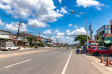 Krabi Town, Tayland - 24 Kasım 2019: Krabi Town, Tayland 'da Ao Nang Sahili.