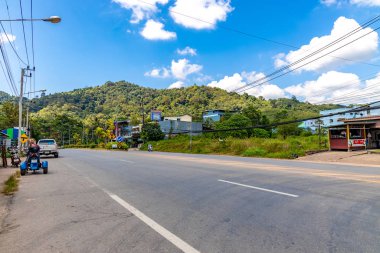 Krabi Town, Tayland - 24 Kasım 2019: Krabi Town, Tayland 'da Ao Nang Sahili.