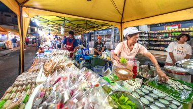 Krabi Kasabası, Tayland - 23 Kasım 2019: Tayland 'ın Yengeç Kasabası' ndaki Krabi Hafta Sonu Gece Pazarı 'nda sokak yemeği satan yerel bir kadın.