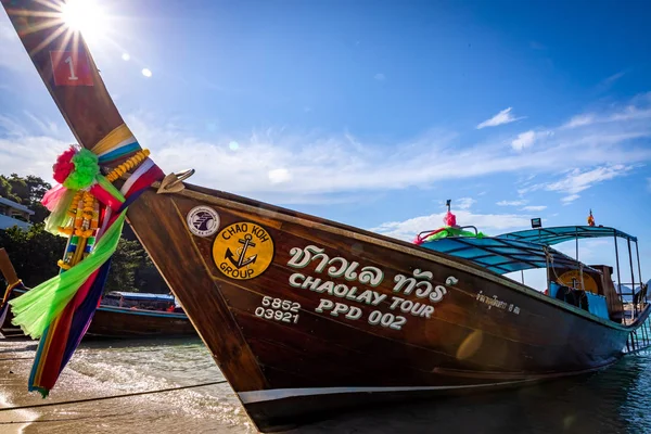 Phi Phi Island Tajlandia Listopada 2019 Tradycyjne Drewniane Łodzie Podwodne — Zdjęcie stockowe