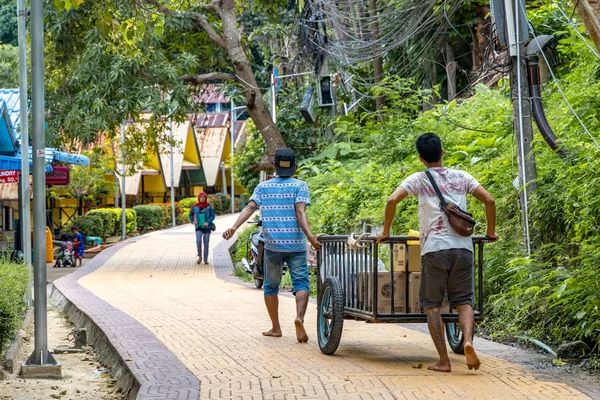 Phi Phi Island Tajlandia Listopada 2019 Mieszkańcy Dostarczający Towary Wózku — Zdjęcie stockowe