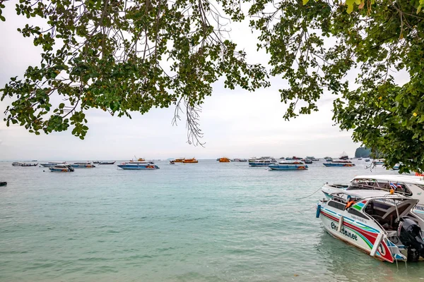 Phi Phi Island Tajlandia Listopada 2019 Motorówki Zaparkowane Przy Plaży — Zdjęcie stockowe