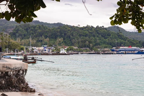 Wyspa Phi Phi Tajlandia Listopada 2019 Promy Łodzie Zaparkowane Molo — Zdjęcie stockowe