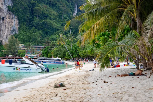 Phi Phi Island Thailand November 2019 People Tourists Sunbathing Tonsai — Stock Photo, Image