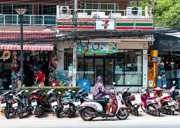 Krabi Town Tajlandia Listopada 2019 Rowery Skutery Zaparkowane Poboczu Drogi — Zdjęcie stockowe