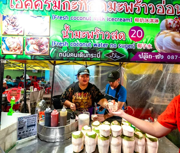 Krabi Town Tajlandia Listopada 2019 Miejscowi Sprzedający Lody Kokosowe Krabi — Zdjęcie stockowe